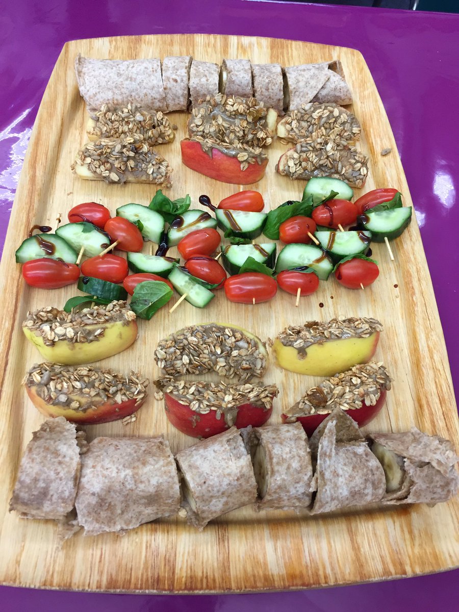 Project_CHEF's tweet photo. Friday is #snackday in the PC kitchen. Gr.3 chefs made 4 #healthysnacks then gobbled them up. #smoothie #applebites #bananasushi #italianbites #cheers https://t.co/QFEUr9HjtU