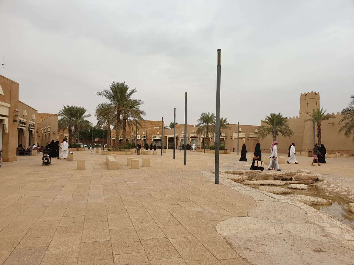 BellaRiyadh's tweet photo. If you 're looking for a nice place to walk, exercise, relax, to have a picnic. It has lots of space where families and friends can roam around &amp; enjoy. There are a mix of traditional restaurants &amp; modern ones. https://t.co/yp1PwwzLpo