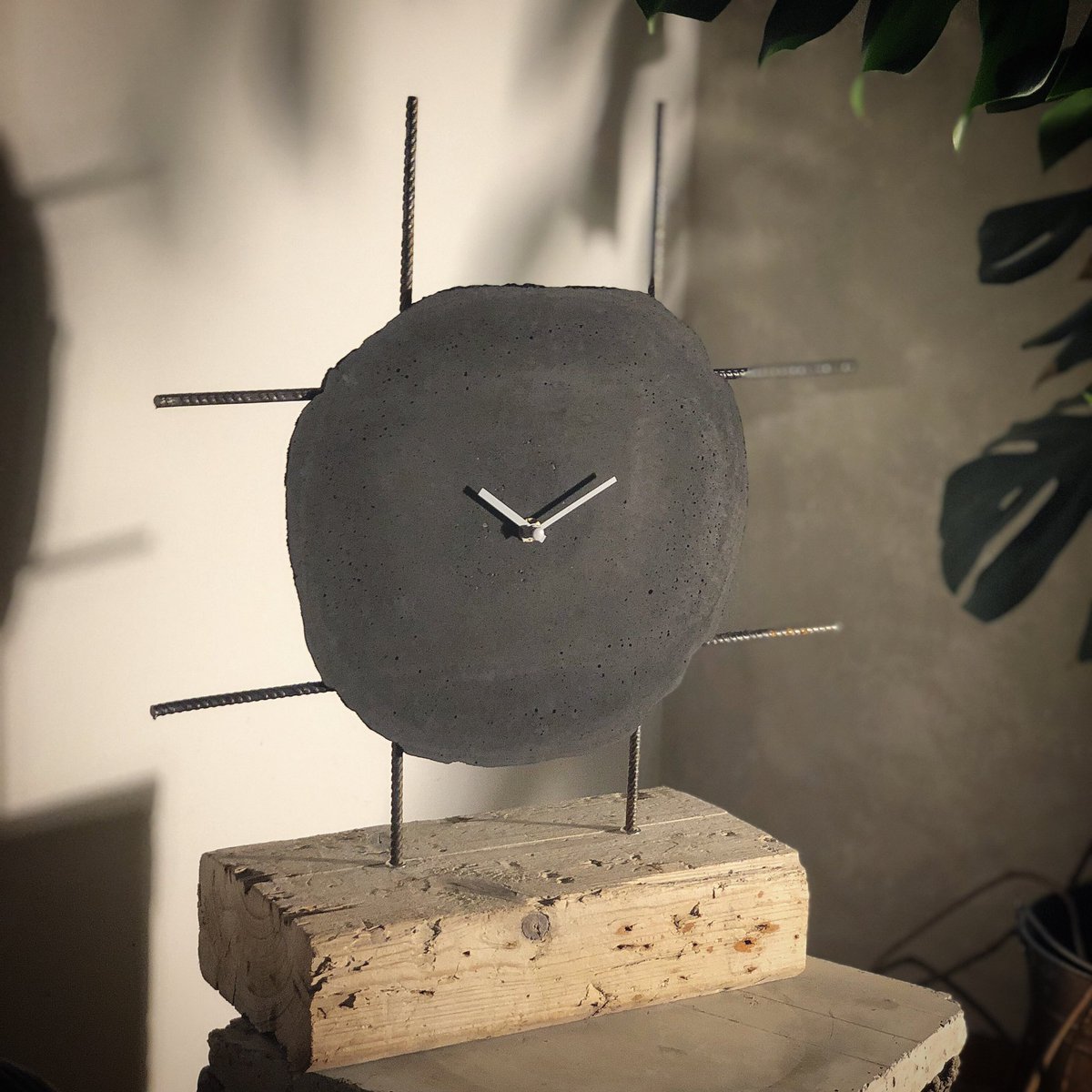 What do you think of this concrete table clock? If you like it, give me a ❤️ if not just pretend that you did not see it 😂
#concrete #design #newdesign #clock #tableclock #concretedesign #decoracion #modern #moderndesign #brutalism #interiordesign #interior