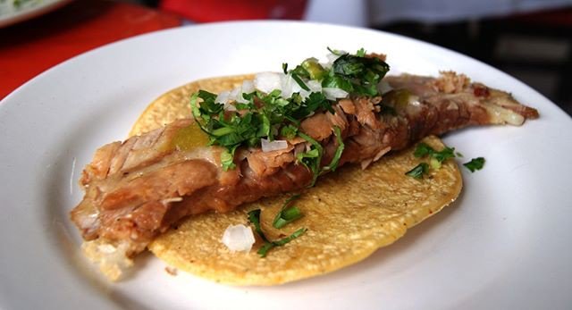 Reposting <a href="/tacogurumx/">TacoGuru</a>:
Taco de costilla, con todo y hueso, cebolla y cilantro al gusto. 🤤🌮
📷 Por <a href="/elbuencomermx/">El Buen Comer</a> 📍Ricardo Castro #77, San Ángel, #CDMX
Reseña completa LINK EN LA BIO.
.
.
.
#Tacos #Foodie #InstaFood #MexicanFood #Tacolover #TacoTime #ComidaMexicana