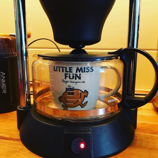 uvmann's tweet photo. Die Kaffeekanne hat zwar ein Leck. Das hält Little Miss Fun und mich aber nicht davon ab, welchen zu machen. Nimm das Glasgott!
#coffee #littlemissfun #macguyver https://t.co/1lqfayyj7N https://t.co/oGOVgKzDKH