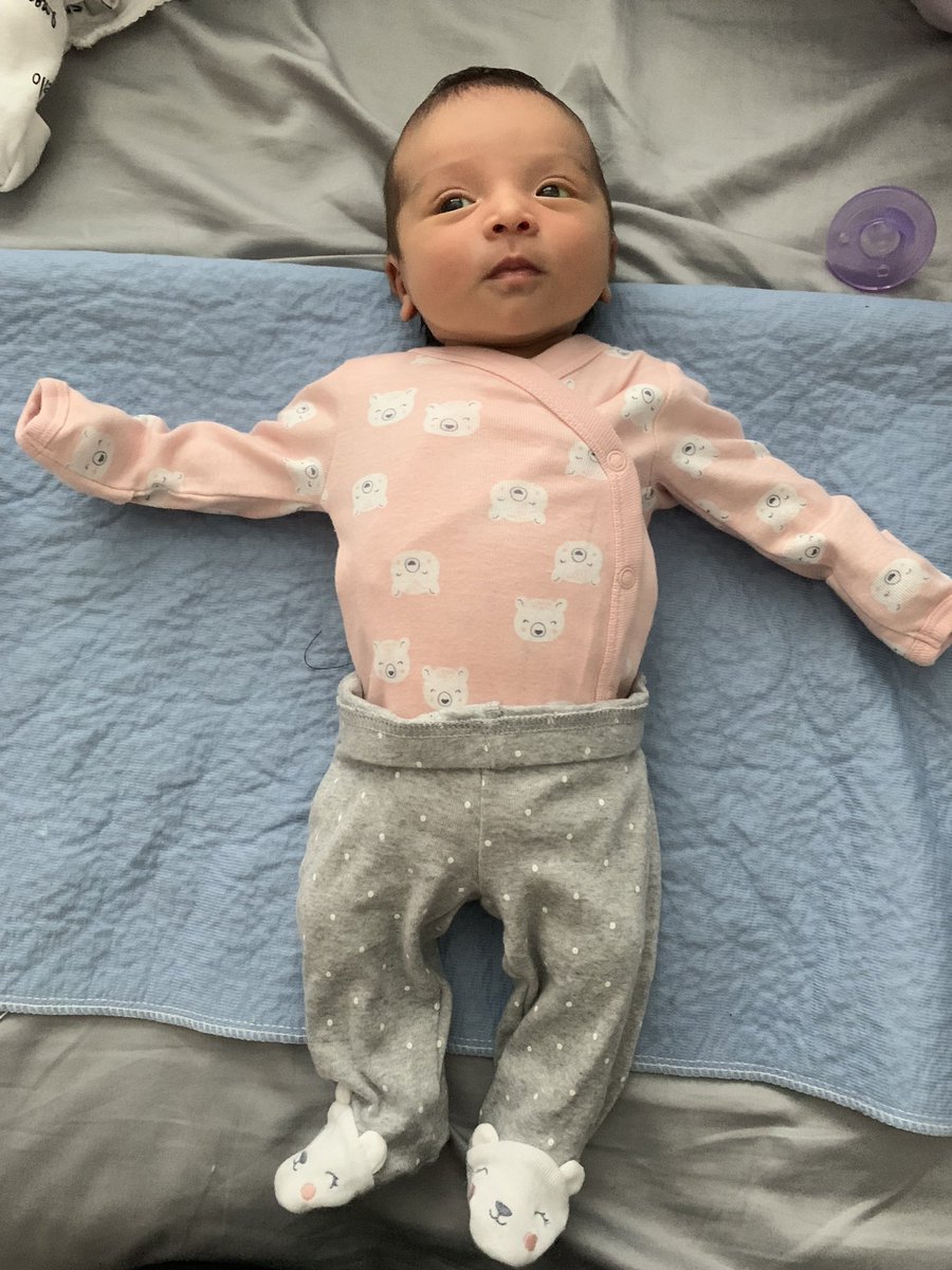 amberdoutaz's tweet image. My sweet baby looks more &amp;amp; more like her daddy💛 #2weeksold 
(She has dark grey/blue eyes right now like mommy did tho😈)