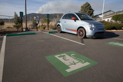CalEnergy's tweet photo. #CalEnergy partnered with @CalTreasurer, Anza Electric Co-Op &amp; Pacific Enterprise Bank of Irvine to support adoption of pollution-free #EVs in the rural community of #Anza, CA. It is the only charging station within a 35-mile radius of Anza. #ARFVTP10 🌄🔌🔋🚙⚡️ https://t.co/q15lDopsXc