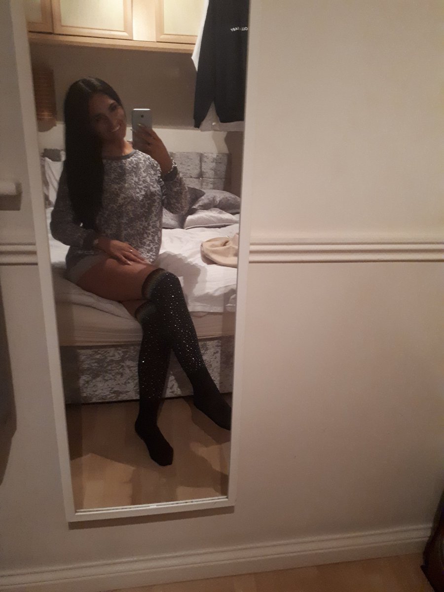 sallyevans1987's tweet photo. Cosy night in baby https://t.co/PXHK8j6fqs