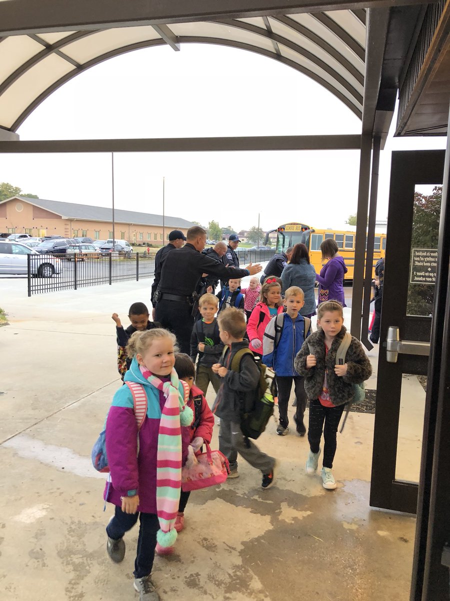 ballgirlD's tweet photo. @CREhseIN high five Friday! Fisherโs PD came out to greet our Roadrunners this morning with some awesome high fives! โ๐ผ Thanks! #fisherspd https://t.co/f15S7qc02S