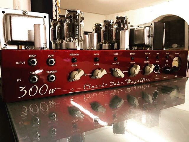 ashdownmusic's tweet photo. Before it got put in its lovely tweed box, one of a pair of custom candy apple CTM 300 valve heads built for Michael Rhodes of the @joebonamassa band. #spotthevu #bass #bassamp #tubes #valveamp #ampporn #candyapplered #ctm300 #michaelrhodes #blues #bassp… https://t.co/bKjSgqKdU9 https://t.co/ndzID1Zqb8
