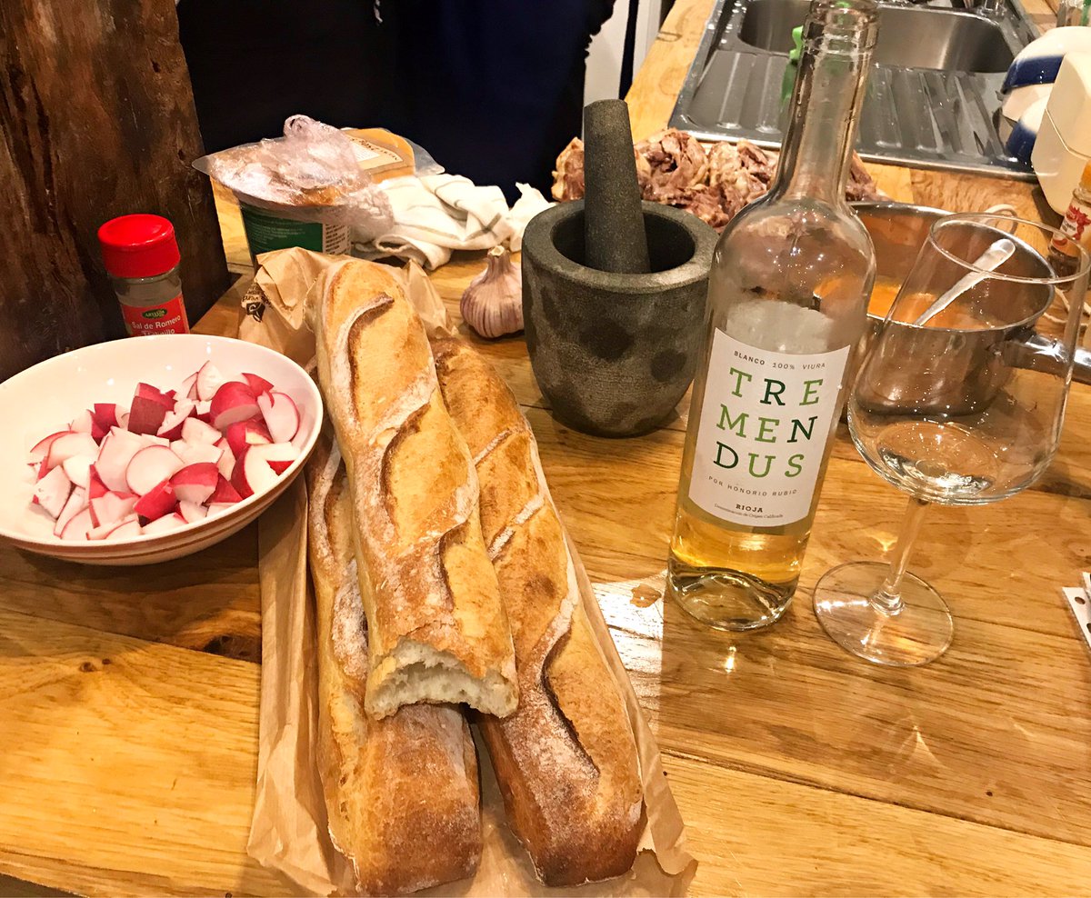 honoriorubio's tweet photo. Qué placer tomar un blanquito #Tremendus preparando la cena con la pareja... ¿Y vosotros que haréis este finde? #tardefamiliar #vinoblanco #riojawine #rioja #cordovin #cena https://t.co/H1fKxgazKI