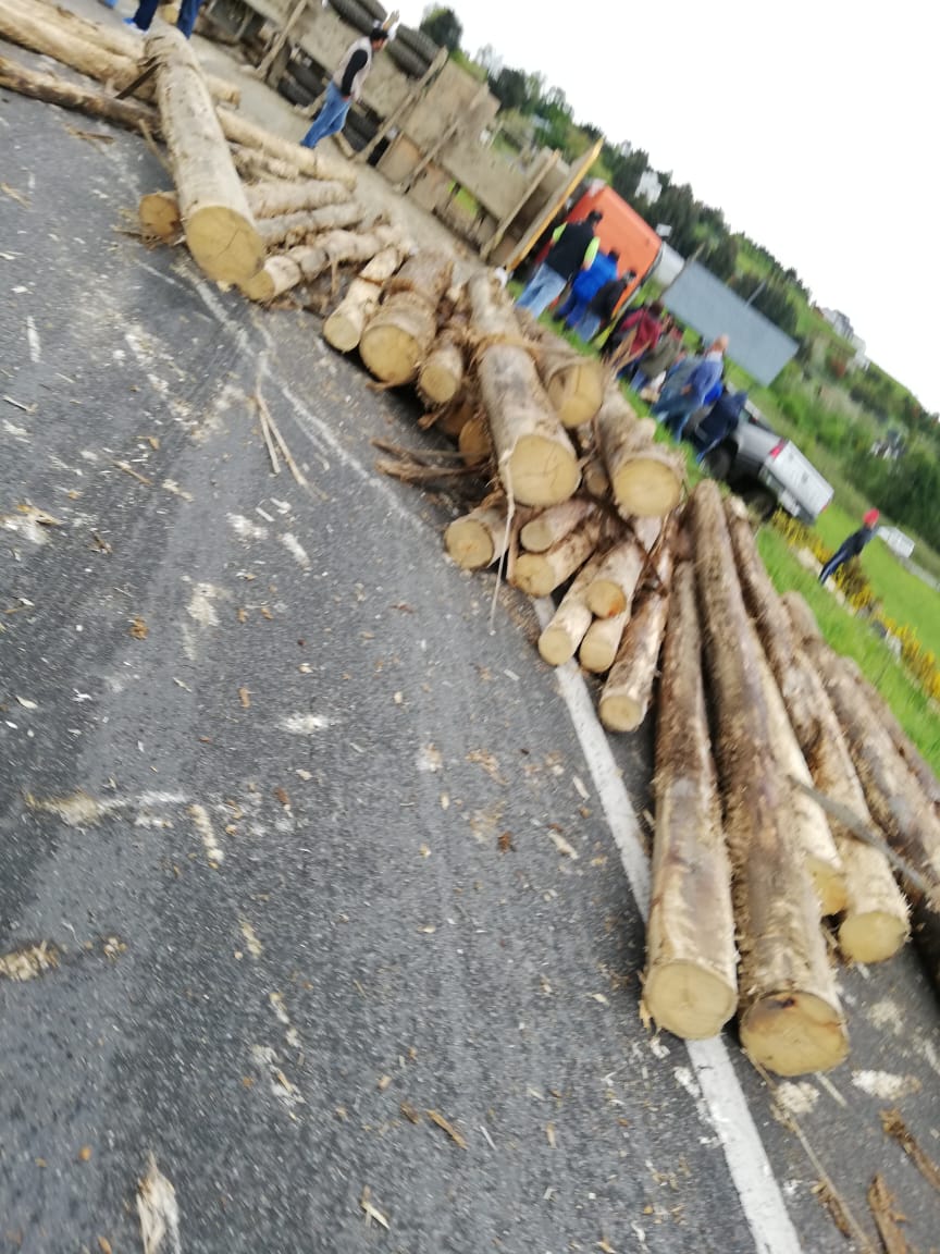 EmergenciaE's tweet photo. 10-4-2 ruta 5 sur de sur a norte entre   Pto. Varas y Llanquihue altura cabañas molino viejo camion con metro ruma 
Concurren unidades de Pto. Varas y Llanquihue https://t.co/1MfleCiHsX