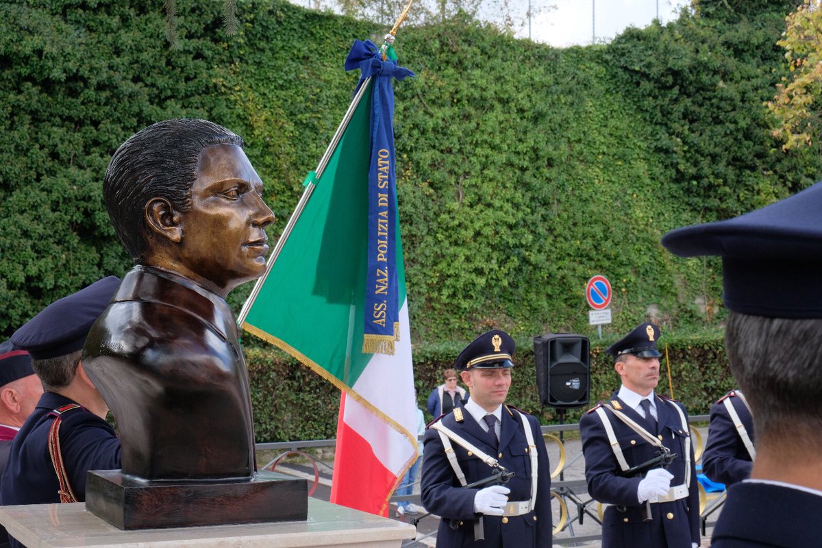 Oliveto_Citra's tweet photo. Inaugurazione piazza Palatucci a #OlivetoCitra
Grazie alle autorità intervenute e alla Fanfara della Polizia di Stato per lo straordinario concerto #pernondimenticare https://t.co/f5zNm1U09I