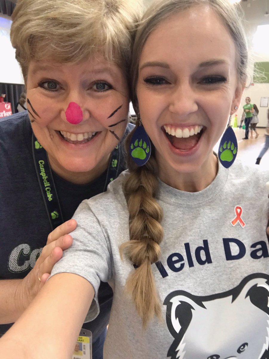 chalkandcoffee_'s tweet photo. #ACEfieldDAY18 with the famous @bitsyamy! I absolutely LOVE this school!! 💚🐻💙 #ACECubs https://t.co/YHFnW8ukM7