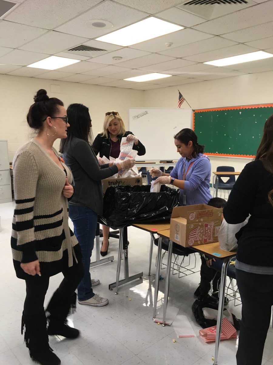 AMSPTOSQUAD's tweet photo. Our AMS PTOSQUAD in action today!! Working hard, making popcorn for all students in attendance today!!! THANK YOU! https://t.co/5MpUP6YEh4