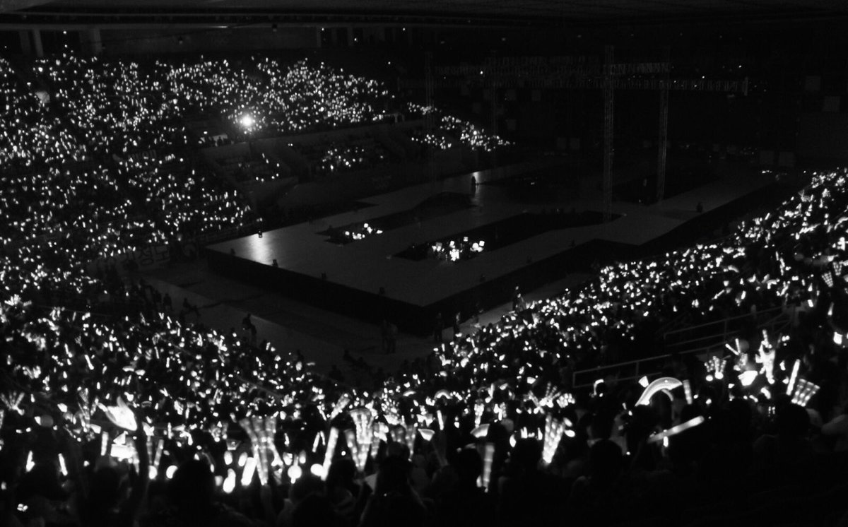 vantmin's tweet photo. taekook au: the world is monotone until you make eye contact with your soulmate

singer taehyung tries to look at each of his fans at least once every concert. that’s why he’s taken aback when the seoul venue starts gaining color, unsure of who it is

thus the search begins https://t.co/3P2gZWui1z