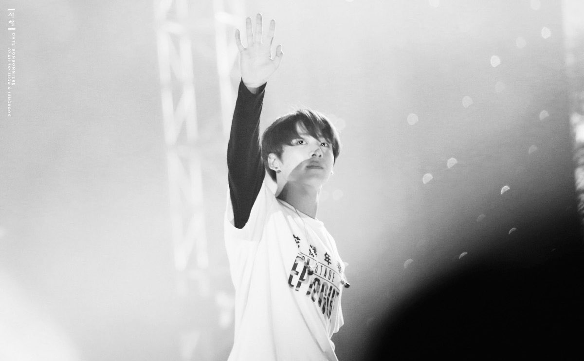 vantmin's tweet photo. taekook au: the world is monotone until you make eye contact with your soulmate

singer taehyung tries to look at each of his fans at least once every concert. that’s why he’s taken aback when the seoul venue starts gaining color, unsure of who it is

thus the search begins https://t.co/3P2gZWui1z