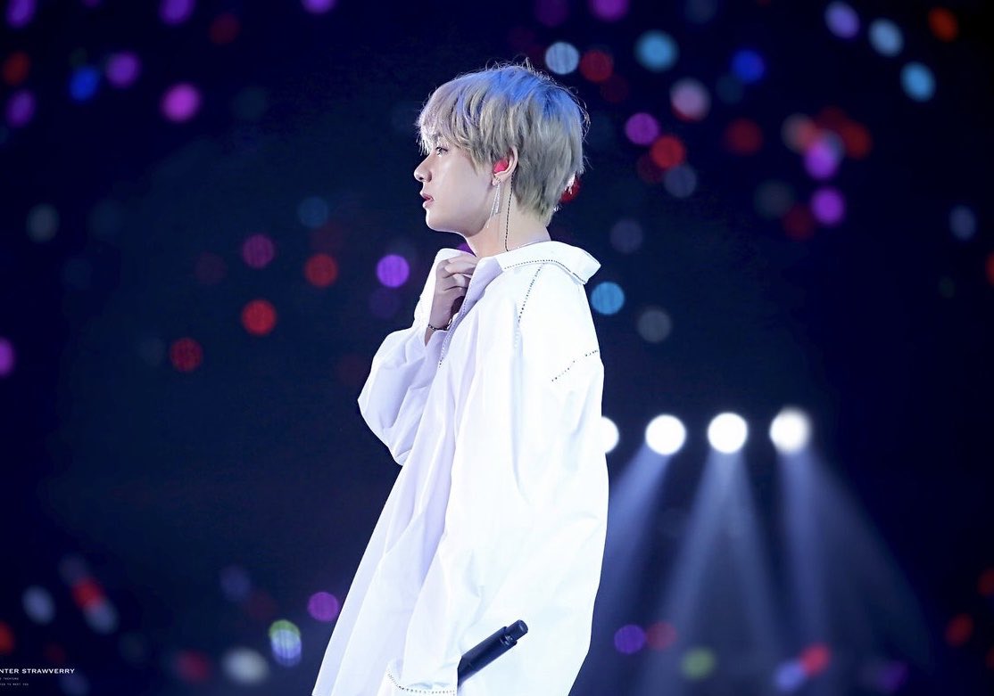 vantmin's tweet photo. taekook au: the world is monotone until you make eye contact with your soulmate

singer taehyung tries to look at each of his fans at least once every concert. that’s why he’s taken aback when the seoul venue starts gaining color, unsure of who it is

thus the search begins https://t.co/3P2gZWui1z