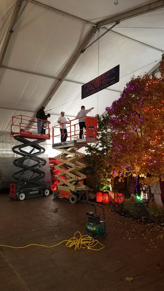 BooCancer's tweet photo. Our fabulous volunteer are hard at work! Anthony's Restaurant slowly turning into a haunted graveyard in the bayou! #cancersucks! https://t.co/syYuKlcaoi