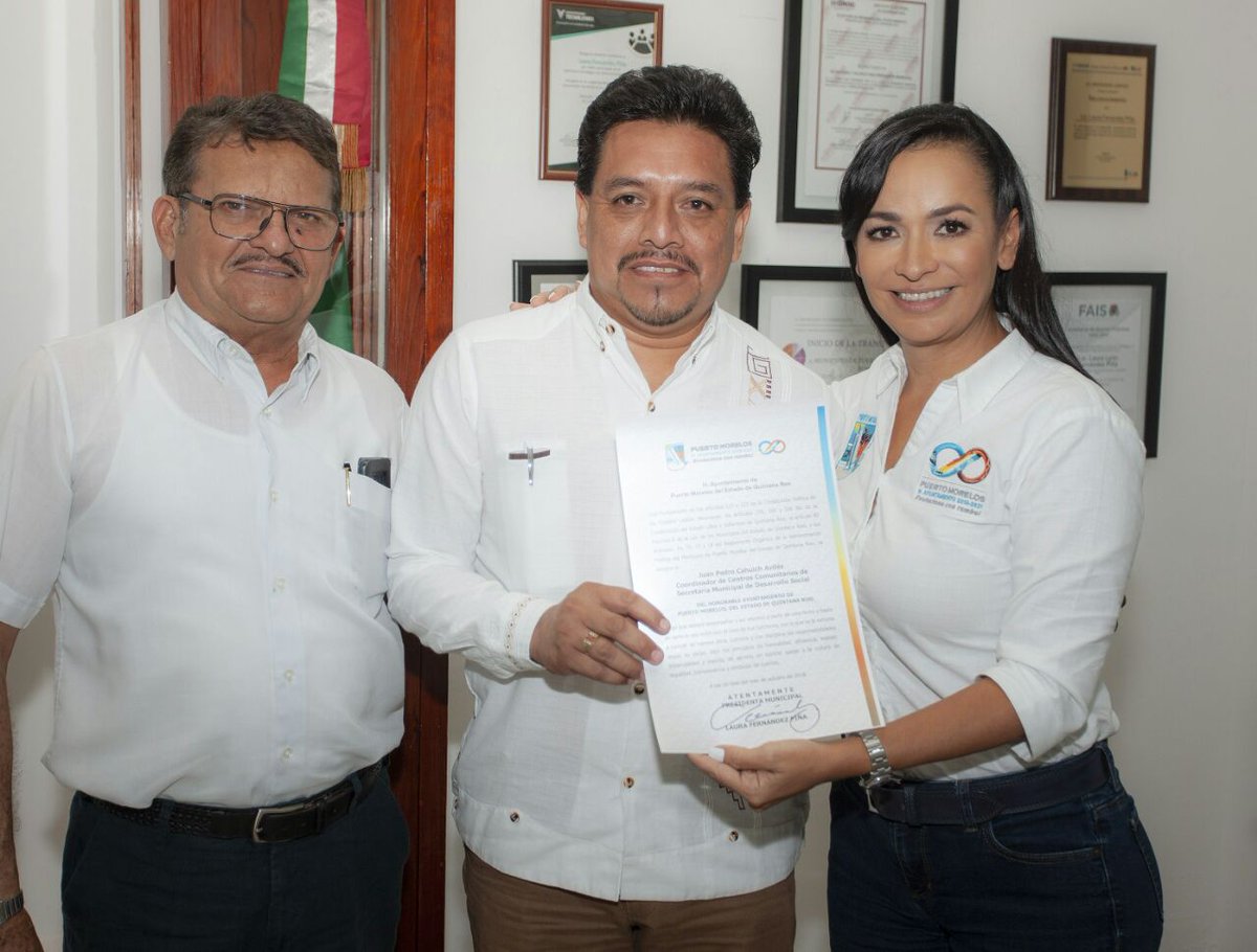 Entregue los Nombramientos a nuestros colaboradores de #PuertoMorelos.
Agradezco su compromiso con nuestros habitantes ¡Enhorabuena! 
#EvolucionaConRumbo!