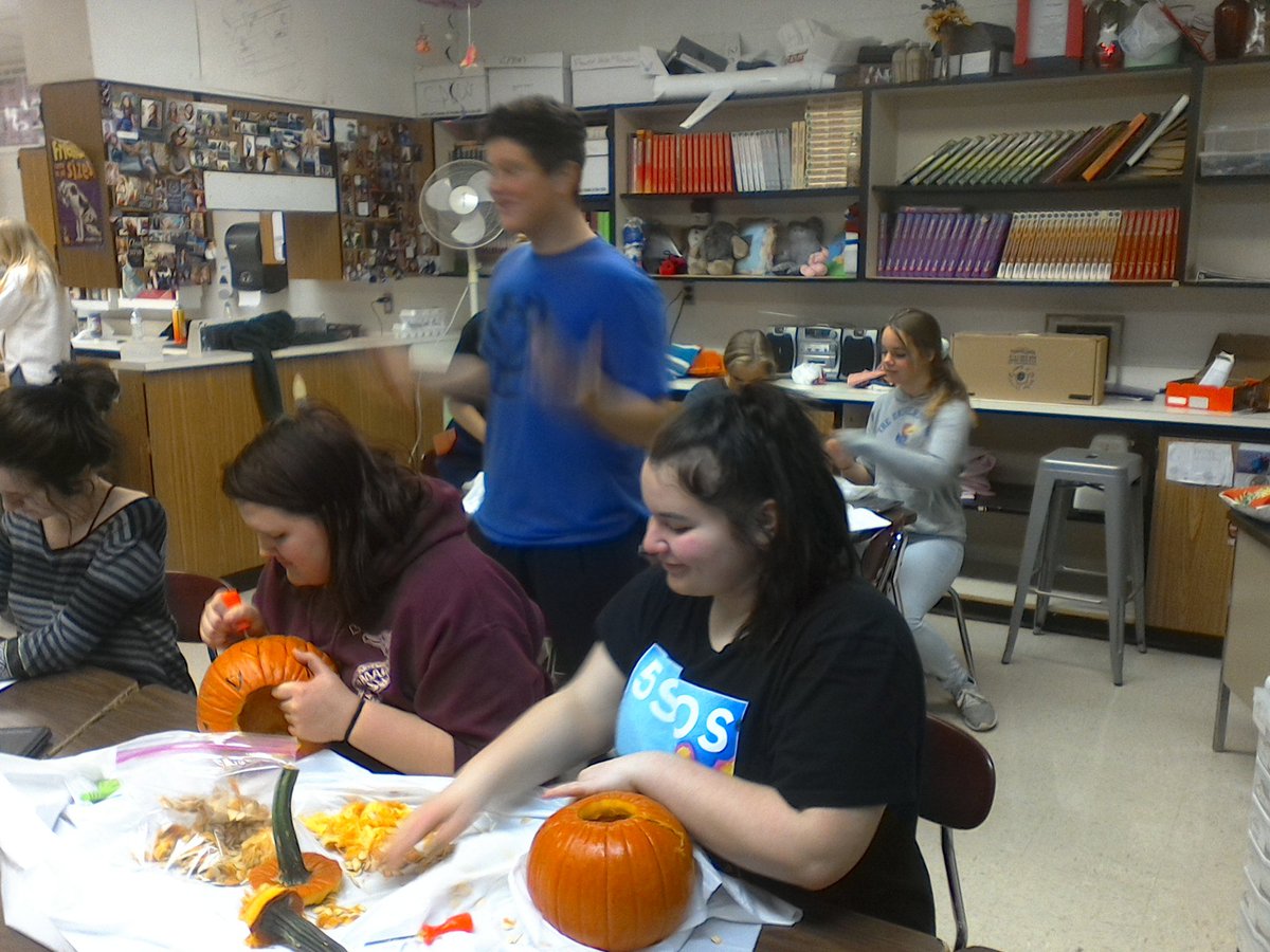 caschaer's tweet photo. FCCLA pumkin decorating#twolves7prideMHS https://t.co/yu2FpTrBF5