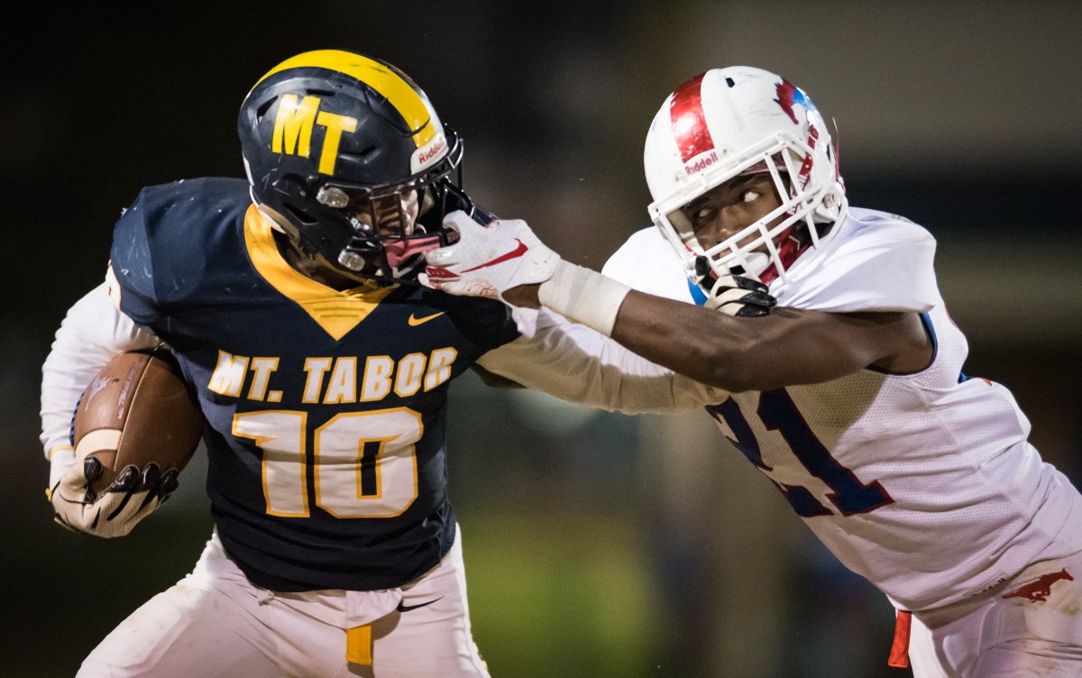 AllisonLeeIsley's tweet photo. Link to full photo gallery from #PiedmontTriad 3-A #footballgame between @TaborFootball and @FootballPMHS >>> https://t.co/sPhs74eEoa
via @JournalNow @PrepZoneWSJ
#football #highschoolfootball #TaborCity #MountTabor #Spartans #PonyExpress #Parkland #Mustangs #JournalNow https://t.co/N0B6Vakg2u