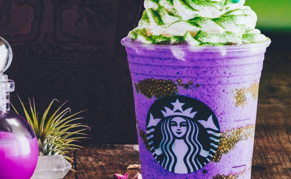 vanguardiamx's tweet photo. #BuenVida | @Starbucks lanza "Witch's Brew Frappuccino", su bebida de edición especial por el día de #Halloween 😮👉https://t.co/CIYyAMkPKJ https://t.co/4tcZVNdkil