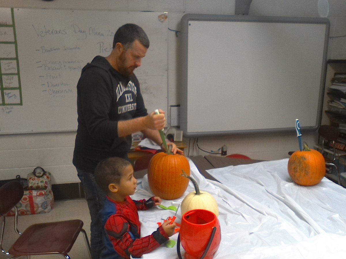 caschaer's tweet photo. Teacher and kids pumpkin decorating Making Friends for a lifetime #twolves7prideMHS https://t.co/qThSjDvXoj
