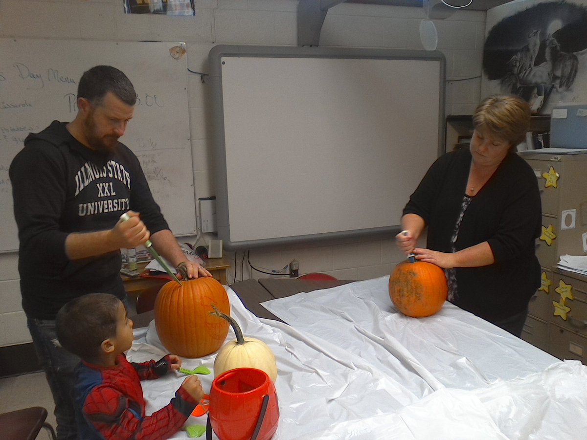caschaer's tweet photo. Teacher and kids pumpkin decorating Making Friends for a lifetime #twolves7prideMHS https://t.co/qThSjDvXoj