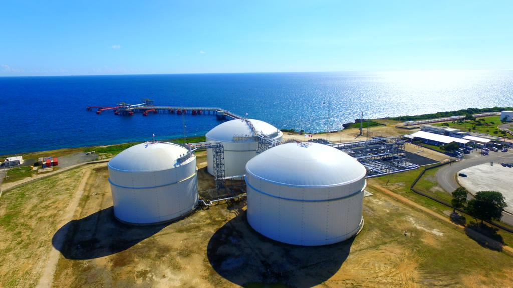 GobiernoDanilo's tweet photo. .@DaniloMedina asiste a puesta en operación de la extensión de la Terminal Internacional de Coastal Petroleum Dominicana, en San Pedro de Macorís.

La obra cuenta con nueve tanques nuevos, operando bajo altos estándares de gestión. https://t.co/cvWDQhS0Ty