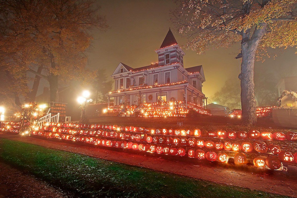 WVtourism's tweet photo. One of our favorite @Fallout sites, the Kenova Pumpkin House, lights up tonight! Stay tuned for exclusive official #fallout76⁠ ⁠ details on 11.14.18. Stay up to date with all Fallout happenings in #AlmostHeaven at https://t.co/L2ApwWc2kJ https://t.co/vcxZSkYdGi