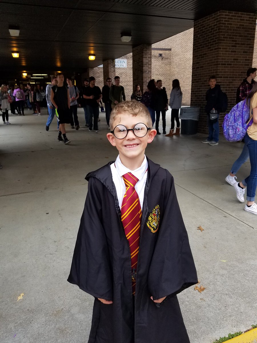 Yesterday, I thought I teaching in #Hogwarts instead of Anderson County High School  <a href="/ACHSMAVS/">Anderson County HS</a>! Harry Potter came to visit! Our school is a MAGICAL place! 🤟🏻💖💫🦄✨ #WorldsSmallestFreshman #MagicHappensHere