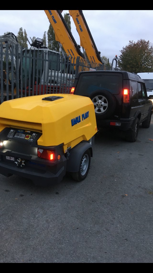 SRDUtilitiesLtd's tweet photo. All hooked up and ready to go #impactmoling to do an #installation to replace an old metal #water #service for a new #mdpe pipe. #compressor courtesy of @EagleHereford.  #groundworks #trenchlesstechnology #Herefordshire #Powys  #Abergavenny https://t.co/gMcl6xKxSt
