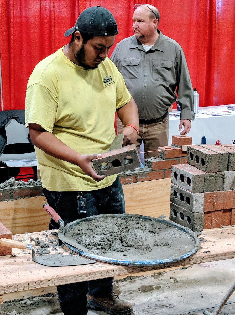 MsLedyard's tweet photo. I was BEYOND impressed by the career fair put on by the Academies of Nashville today. I got to see my *freshmen* explore job opportunities in every area, from IT to health science to masonry to criminal justice @MyFutureMyWay @OvertonMNPS #CEF10 #Career18 https://t.co/ghAxKCSQM0