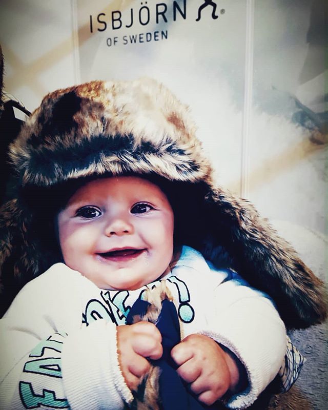 Somebody was super excited to visit their first @telegraphskisnowboard #teleskifest  Discovering the gorgeous @isbjornofsweden collection - technical kit for kids, what's not to love?!
. .  #outdoorkids #isbjornski #isbjornofsweden #skiing @zara ift.tt/2Prx1Hg