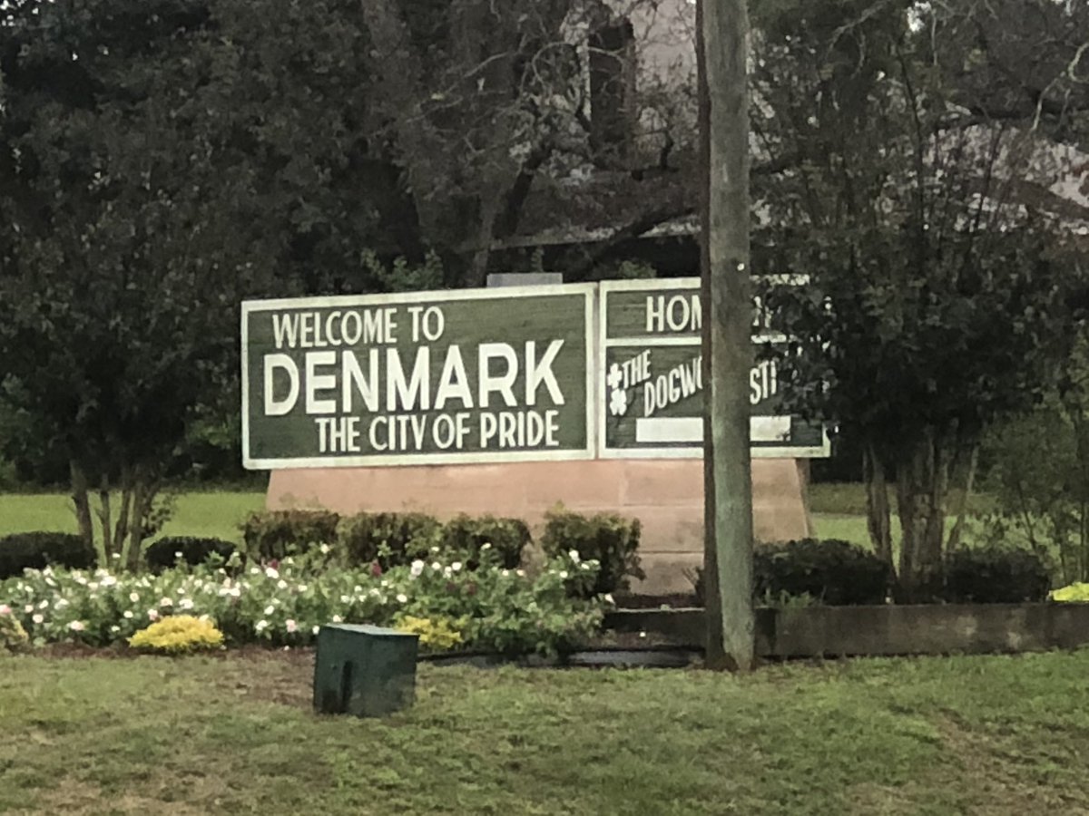 CabbageTV's tweet image. Crews from different states building a church in one day for the folks at Christ Family Church in #DenmarkSC. 300+ volunteers expected to help out. Full story at 7 on @WJBF. #scnews #CSRA