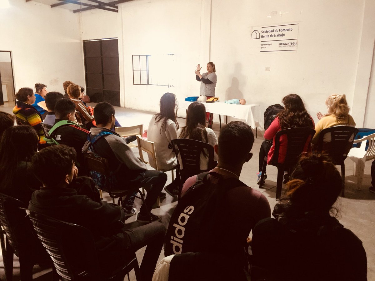 Cris_Aldeco's tweet photo. #Ahora Taller de RCP en la @SocDeFtoCGT @MuniBerazategui @jjosemussi @jpatriciomussi #Capacitarnos #MasYMejorSalud https://t.co/bmV6oLsqob