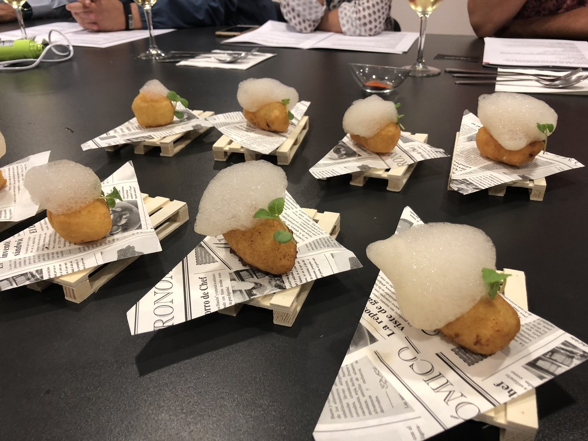 Muchin de yuca y aire de café recuerdo de mi infancia!! <a href="/aulaculinaria/">Aula Culinària</a> <a href="/BacoyBoca/">Baco y Boca.</a> #cocinaecuador <a href="/restauraniza/">Restauraniza Agency</a>