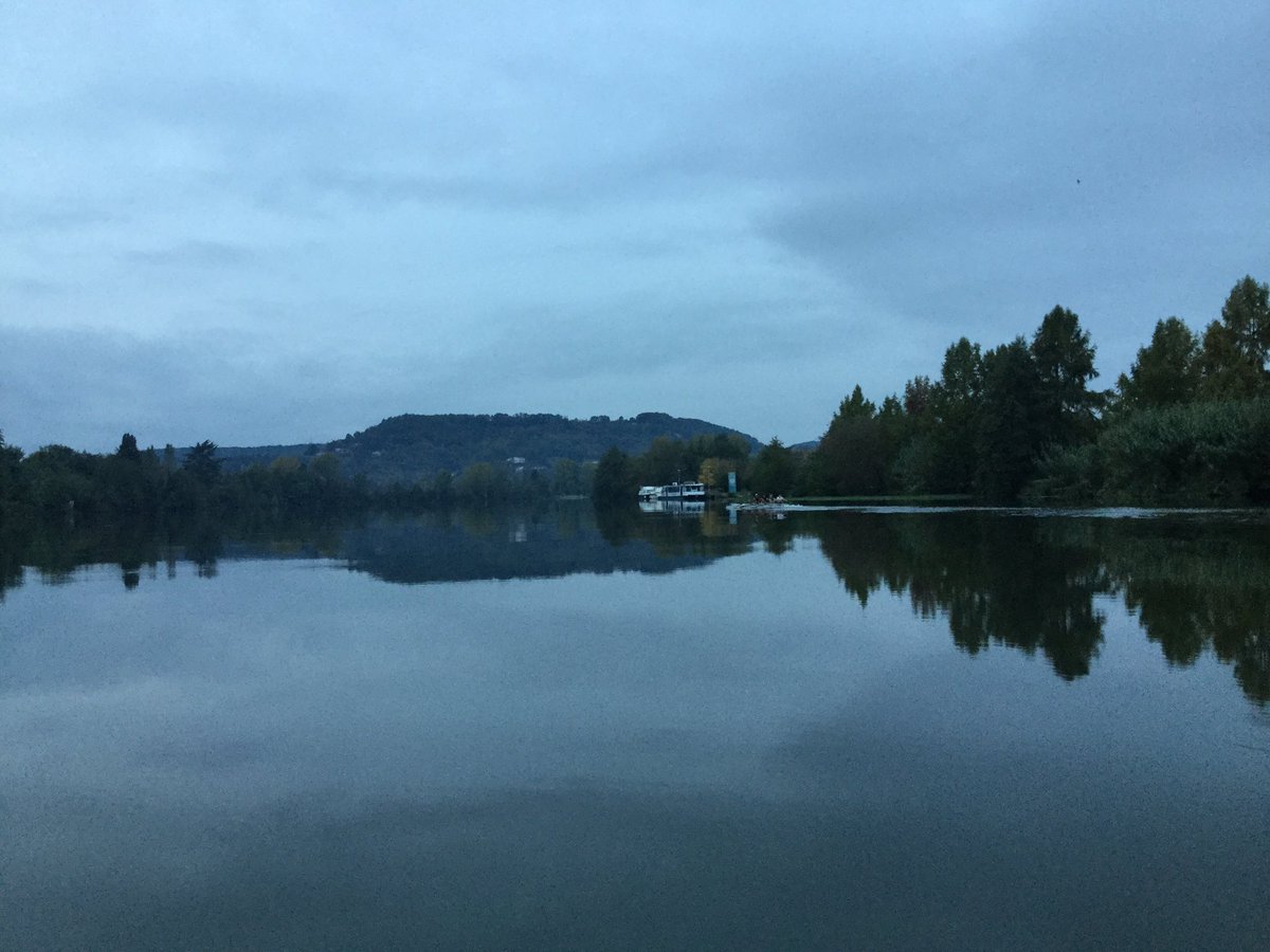 HamptonRowing's tweet photo. It’s been a bit of a #grey day today in comparison to others in #Temple2018. Excellent conditions though! #noexcuses #blackandyellow https://t.co/egn3LDVUeV