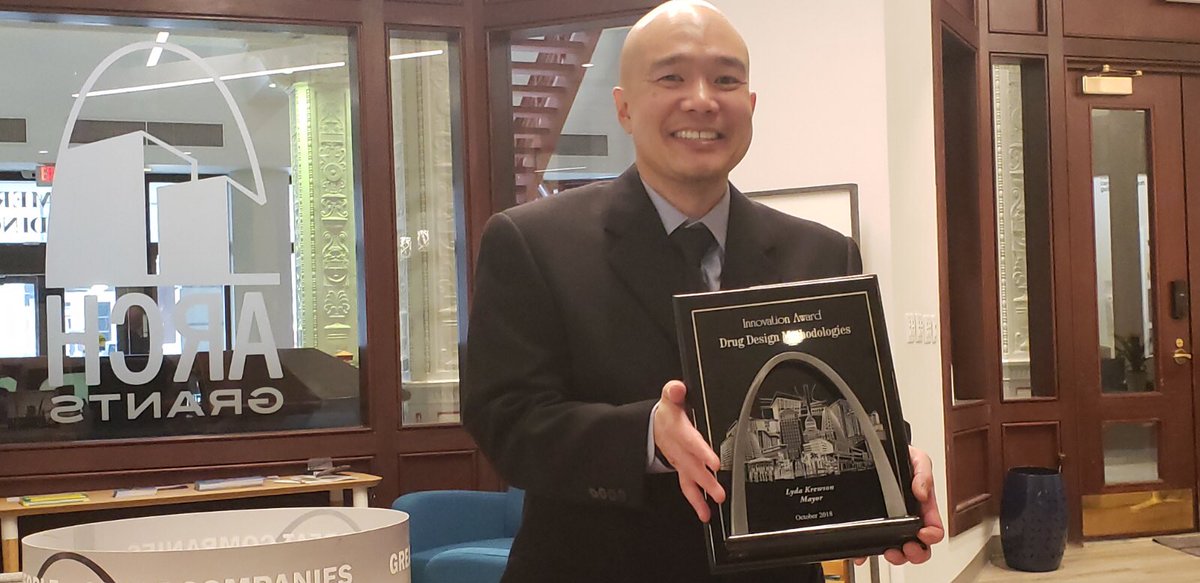ArchGrants's tweet image. Hey @HoLeeKao - looking spiffy with that award!! #ArchGrantsRecipients #stlbizlunch #STLStartups