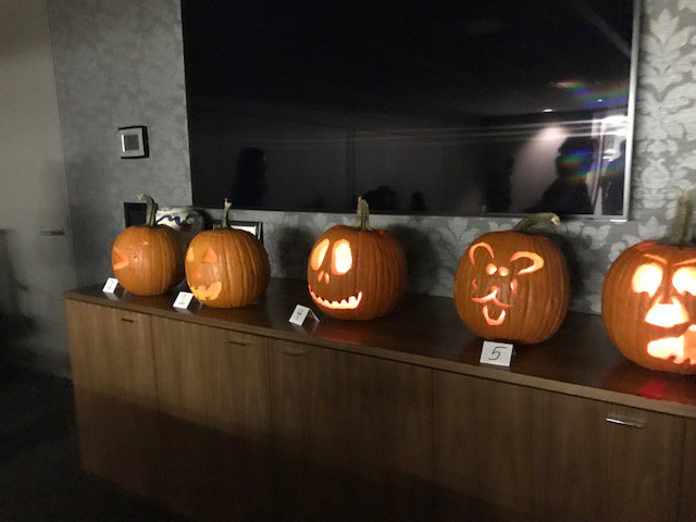 LenokVP's tweet photo. pumpkin carving competition in the office
#NationalPumpkinDay #FridayMotivation #workplace https://t.co/O5Ob2kDTiy