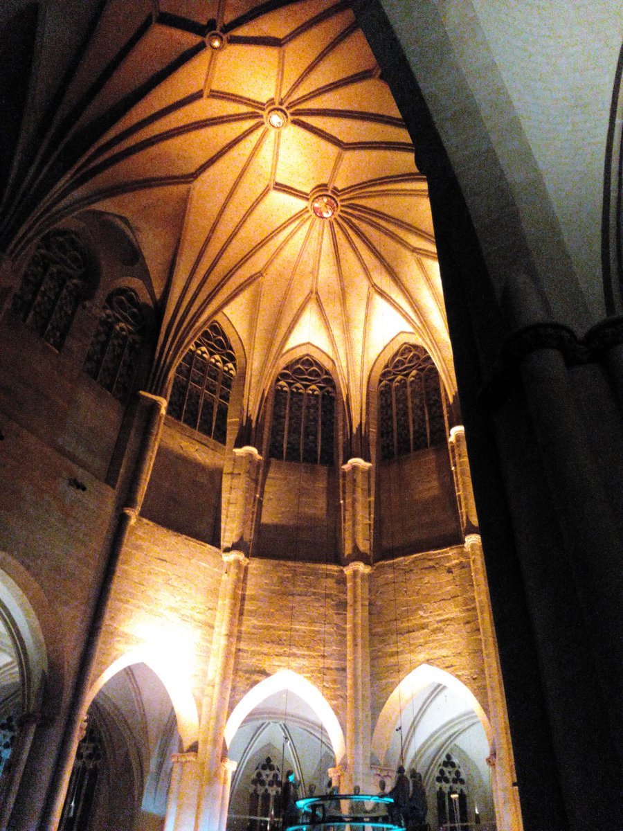 funnyson30's tweet photo. #LightNightShopping in #Hildesheim, #Andreaskirche https://t.co/nqjnXqer0B