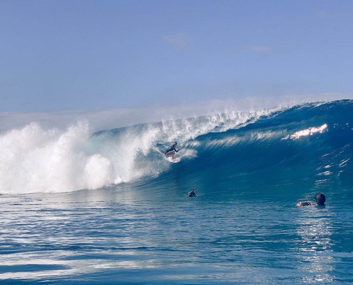 bethanyhamilton's tweet photo. Dreamy blues in Tahiti 💙 https://t.co/tPQIlb9GKC
