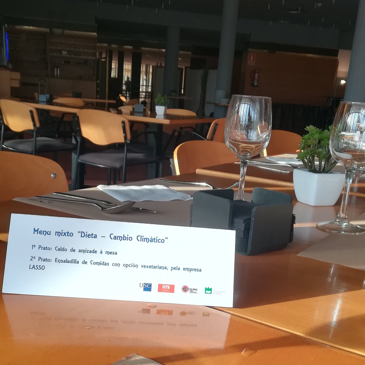 Lasso_cafeteria's tweet photo. Menú mixto "dieta e cambio climático" Estes días temos aquí o Seminario @RESCLIMA cun programa interesantísimo! 
➡️https://t.co/0AeBBw0mRr
#Resclima2018 #Resclima #EducaciónParaOCambioClimático #CafeteríaLasso #AuditorioDeGalicia #ThereIsNoPlanetB https://t.co/vqZlFtORhG