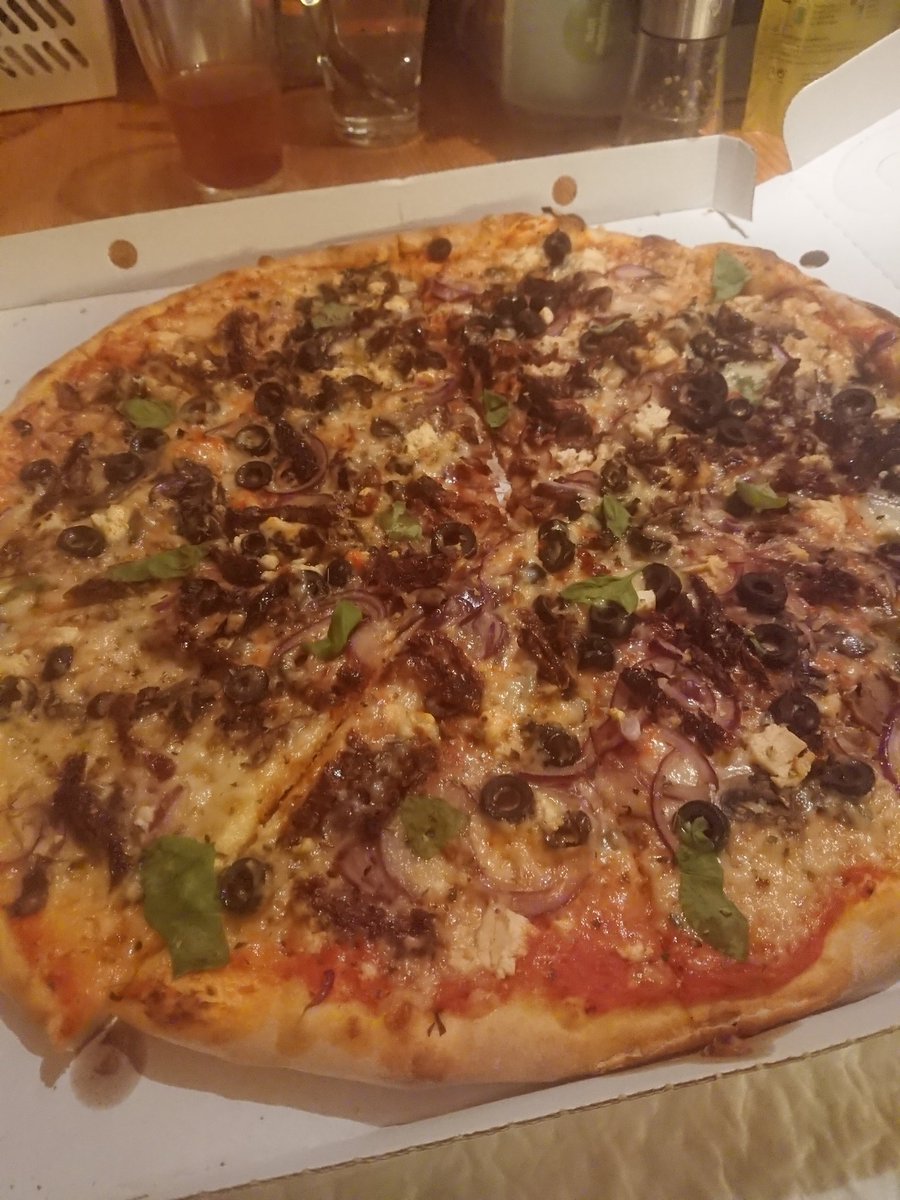 draupnir's tweet image. #feta #mozzarella #basil #olives #champignon  #onion sundried #tomato #pizza