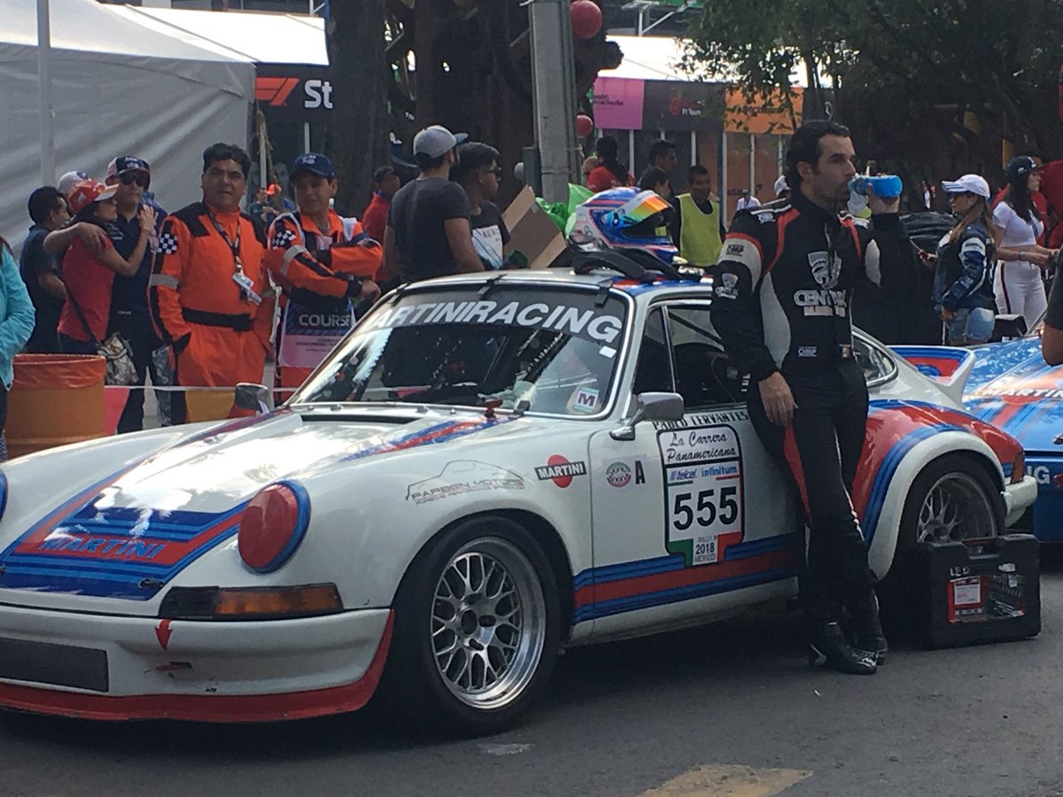 formulacdmx's tweet photo. Gran exhibición de los autos 🚘 #CarreraPanamericana 🇲🇽 A las 17:10hrs inicia la sesión de práctica #F1CDMX  #F1ESTA #MexicoGP https://t.co/OFQNYnM1sr