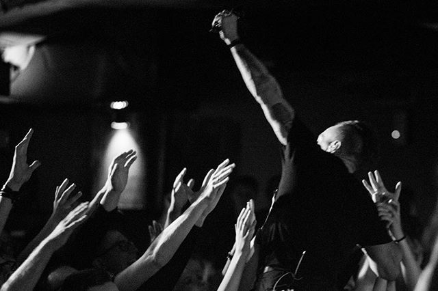 feverdaydream's tweet photo. Poland. Jesus fucking Christ. Dziękuję bardzo. Na zawsze. 🖤. Can’t wait to see you again. Photo: @steveoshoots https://t.co/WZZNKSMjfR https://t.co/2IEBVeg5EJ