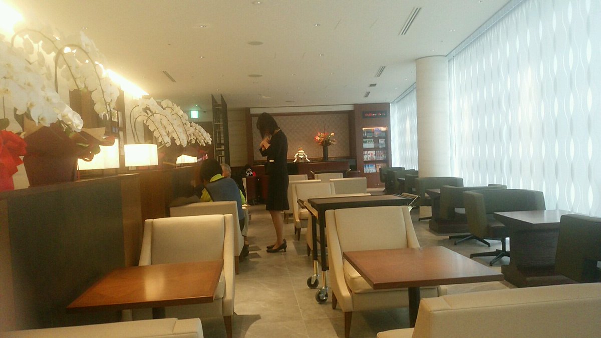 しーあい 今日はグランクラス回なのでビューゴールドラウンジについて説明します 東京駅八重洲中央口の近くにあるこのラウンジ 東京駅発 重要 のグランクラスの切符を持っていれば無料で入れます ドリンクとお菓子のサービスもございます