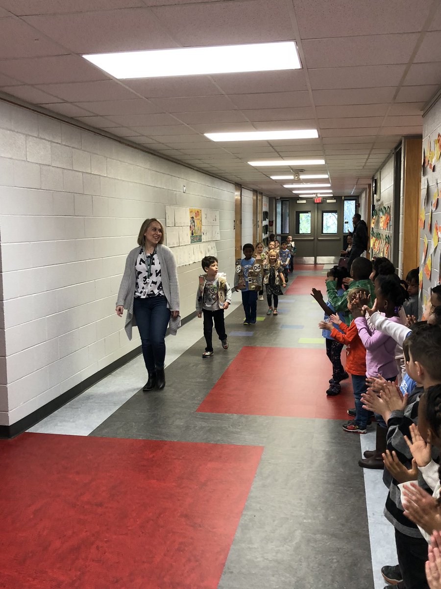 MissMetzenthin's tweet photo. Today we talked about SUPPORT and how to show our friends we care! ... so we showed our other Kindergarten friends our support as they walked by during their ABC parade! #kindergartencommunity #onlyWB #DOhertykindness https://t.co/RfKey49BGE