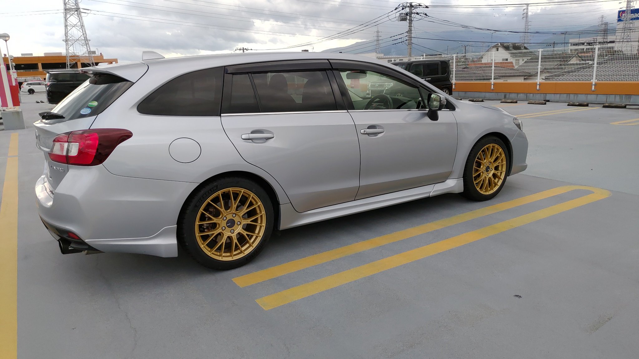 トントン Vmg やりました エンケイのpfm1とミシュランのパイロットスポーツ４ シルバーの車体にゴールドってどうかなとも思ったけど まあなかなか ホイールはもうちょっとお金貯めてgtc01rrってのも良かったんだけど Y字メッシュに惹かれてこっちに