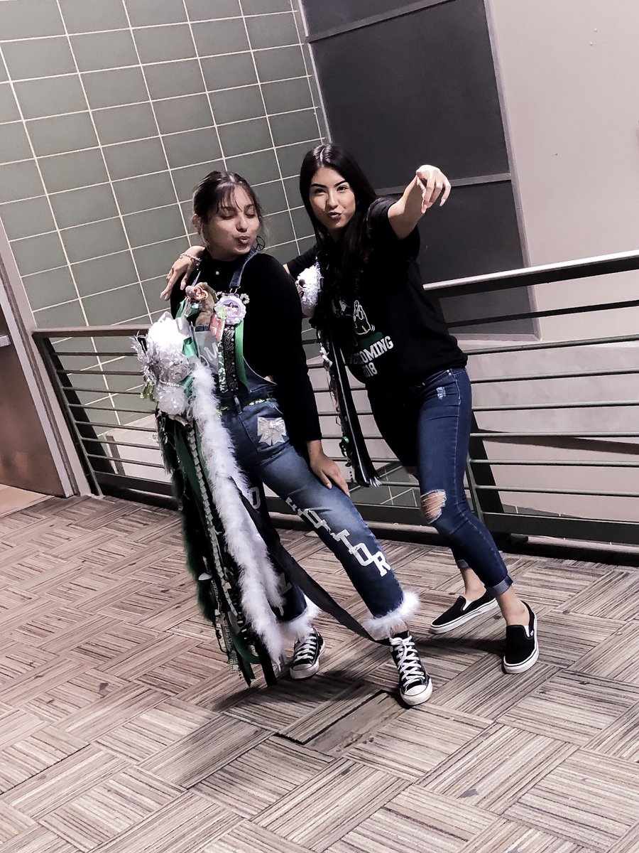 nayxomii's tweet image. For being a photographer I can’t take pictures of myself lmaoo )),: #hoco2k18