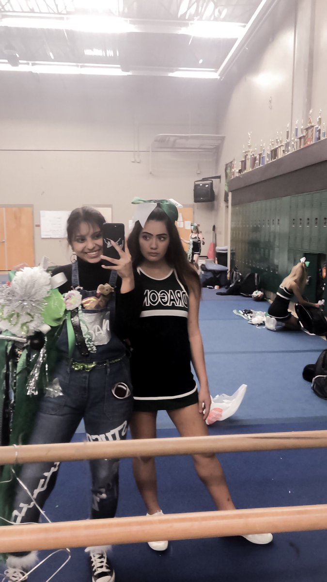 nayxomii's tweet image. For being a photographer I can’t take pictures of myself lmaoo )),: #hoco2k18