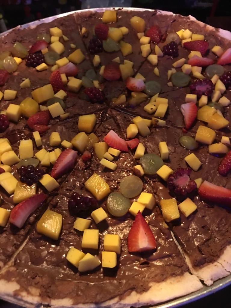 Una #pizza de #nutella para el postre !!! Tenemos servicio a domicilio ! ☎️6883987 #acapulco #dondeirenaca