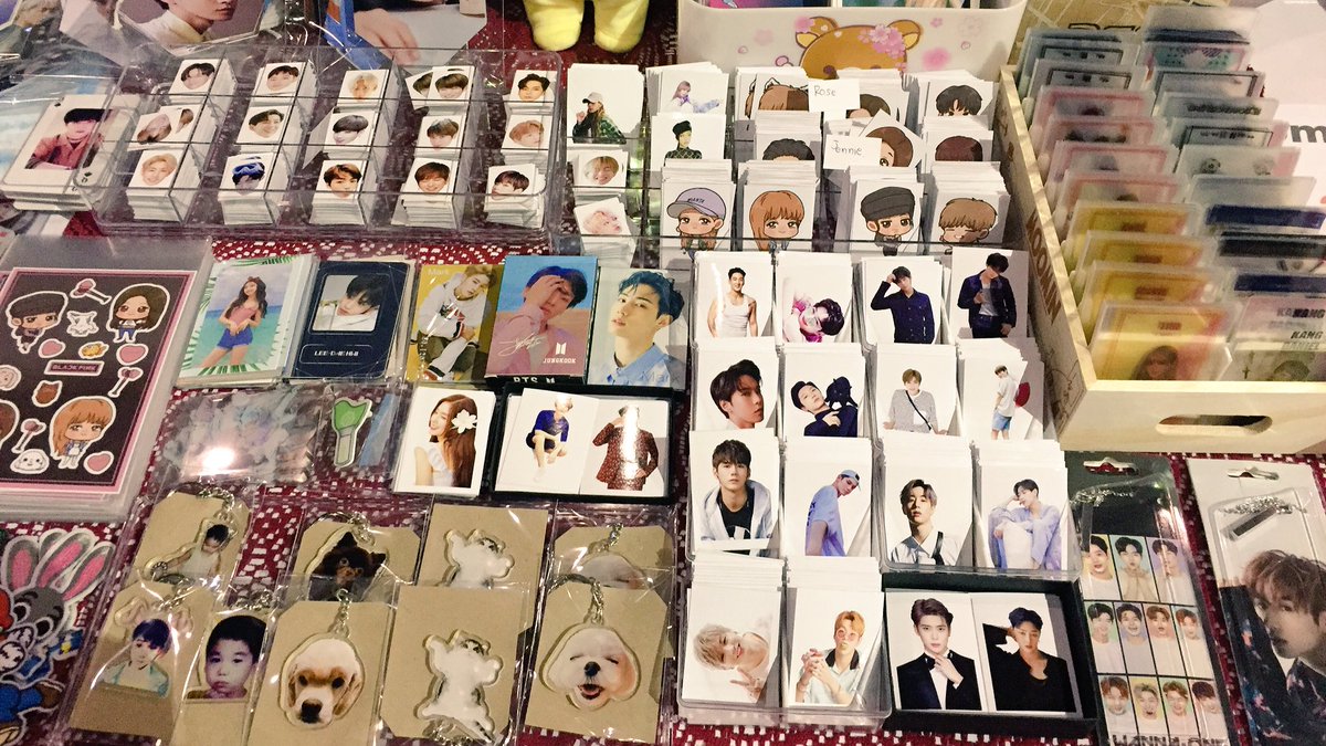 feonixpreorder's tweet photo. วันนี้ร้านน้องนกพรีออเดอร์มาเปิดบูธอยู่ที่งานตลาดนัดรวมด้อมนะคะ 

ขนของมาเยอะมากๆๆ เซ็ทธง สตก. ออฟฟิเชี่ยลต่าง อัลบั้ม ชุดตุ๊กตา

แวะเข้ามาเลือกดูสินค้ากันได้จ้า ^^ 😘

#fandomfair #FANDOMFAIRSS2 https://t.co/DiYqqVvOFJ